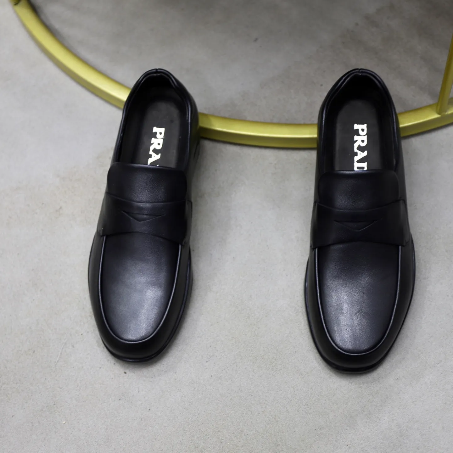 Factory price: 600💰Top original order Brand: PRADA (Prada) Standard code: Men's size 38/44 (45 can be customized) Grade: Same as the official website Material: Original cowhide surface, cowhide lining, original wear-resistant soft outsole Style category: casual sports shoes, young fashion, European and American trends, British style Color: actual picture color